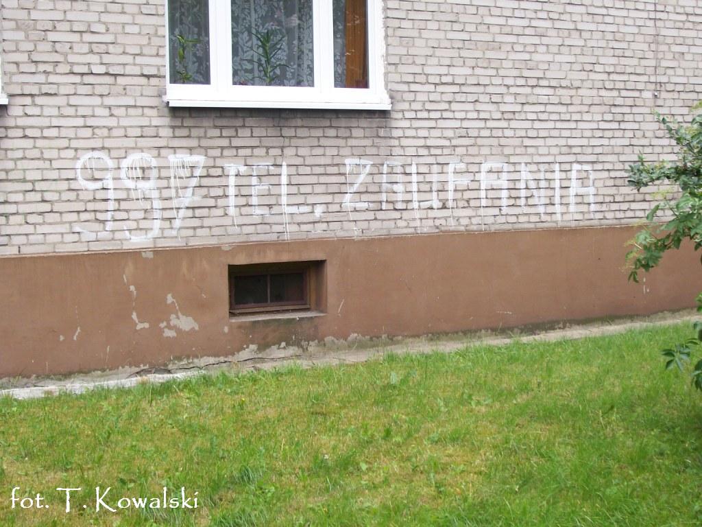 Drodzy Pastwo! Czy wiecie, e w Sierpcu, Ksik Telefoniczn mona znale w najdziwnie­jszym  miejscu...? :)<br><i>(dop.red.)  ten napis na murze jest starszy ni autor tego zdjcia :-D