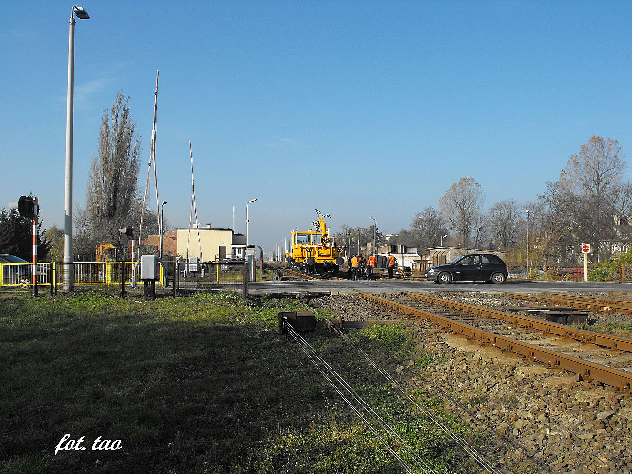 Przejazd kolejowy na ul. Piastowskiej. Na zdjciu grupa torowo-re­montowa w akcji, listopad 2014 r.
