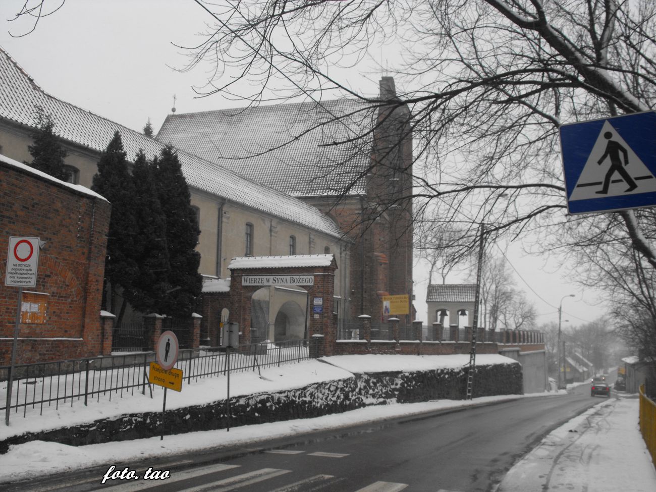 Niedzielny atak zimy, ulica Wojska Polskiego, przy Kociele pw. NMP, 8.02.2015 r.