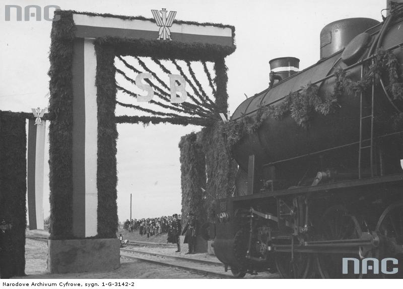 Otwarcie linii kolejowej Sierpc-Brodnica  - uroczysty wjazd pierwszego pocigu przez bram triumfaln, Sierpc, padziernik 1937 r.
