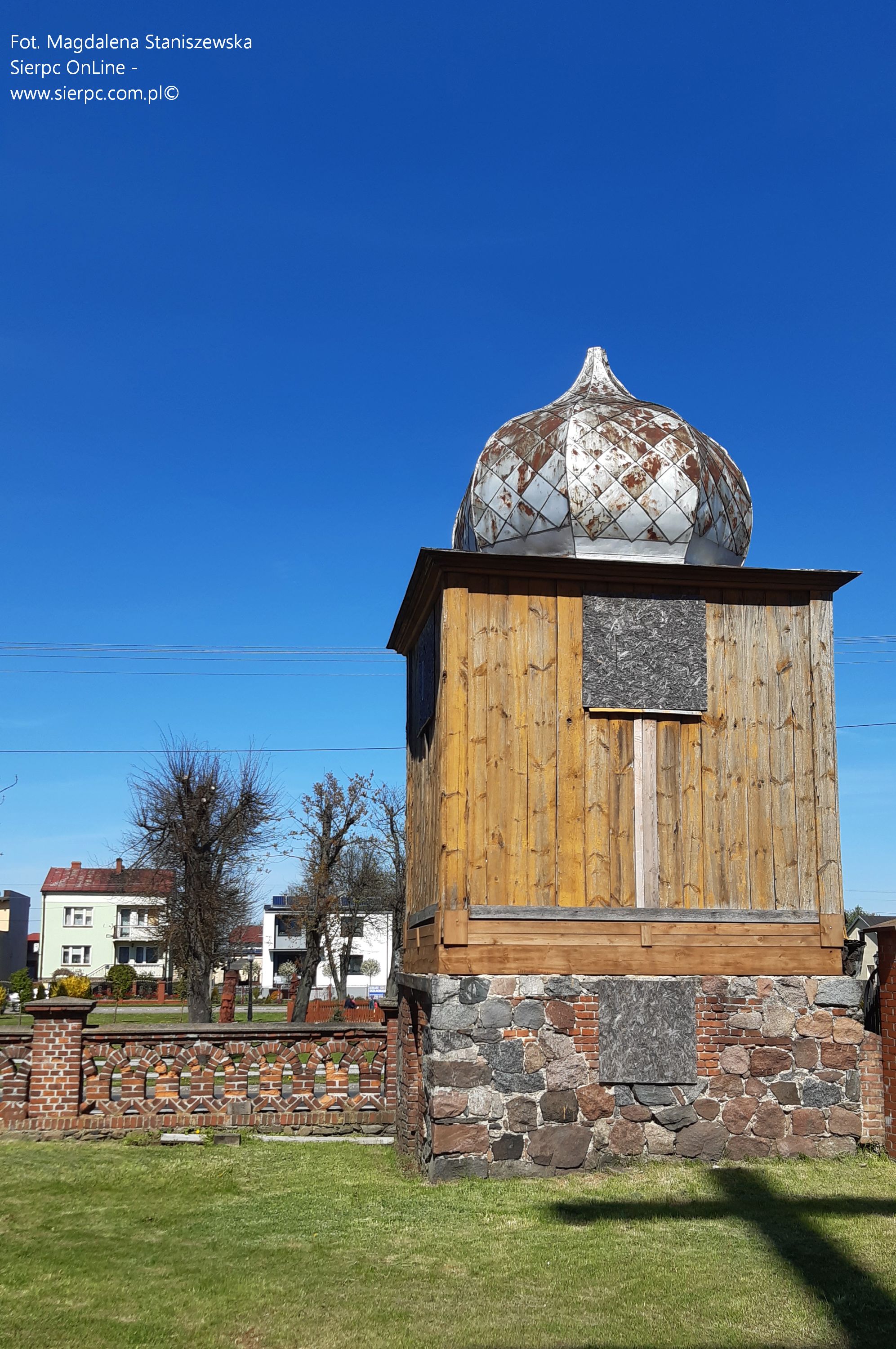Zawidz Kocielny. Dawna drewniana dzwonnica z cebulast kopu (nieczynna). Fot. 1.05.2023 r.