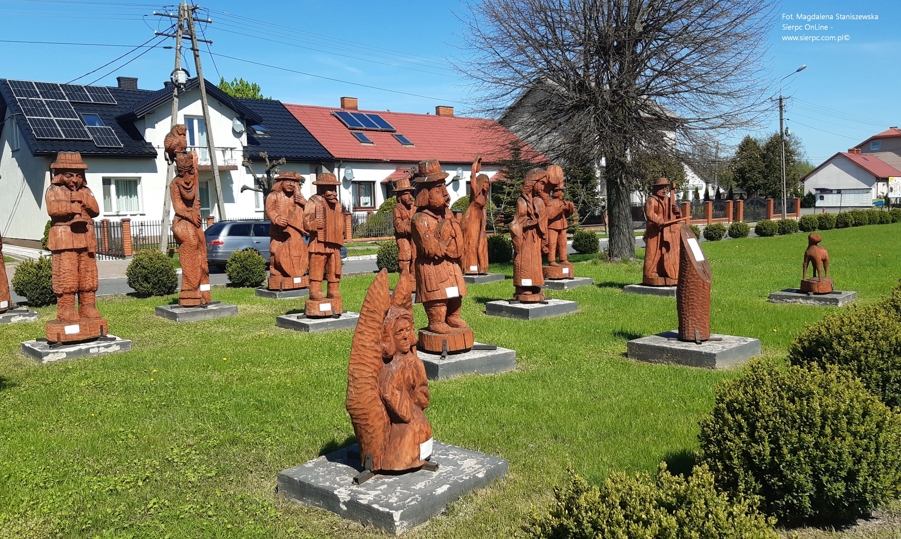 Stojce na skwerku w Zawidzu Kocielnym figury drewniane z pleneru i warsztatw rzebiarskich pt. 