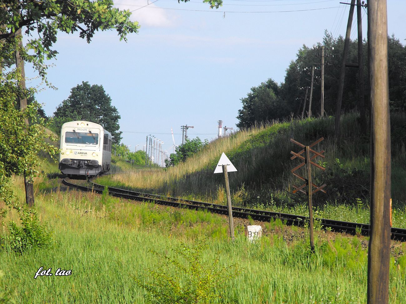 Pocig osobowy Arriva pokonuje uk w Mieszczku, lipiec 2015 r.