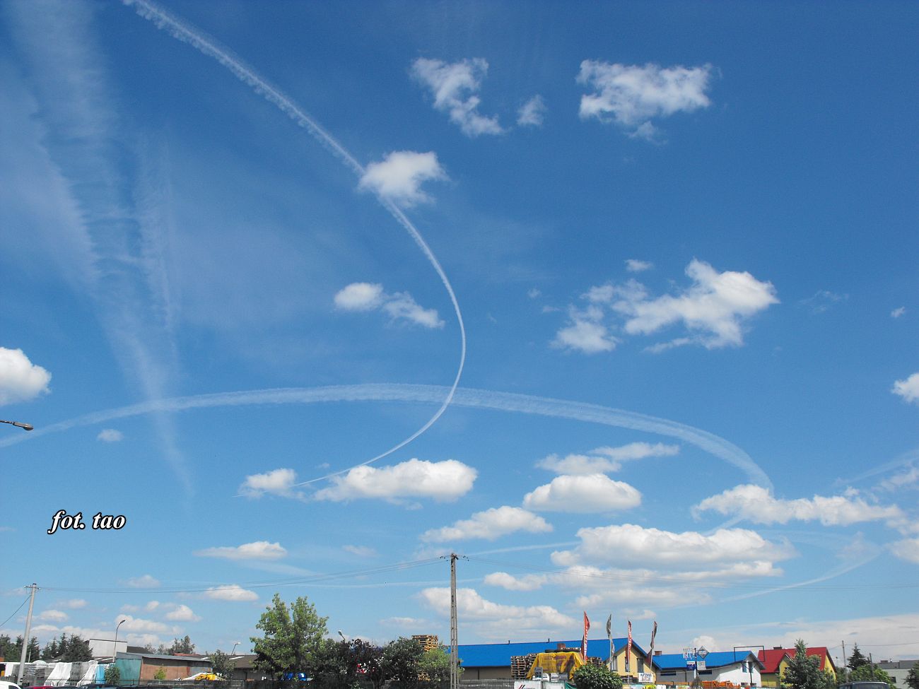 Malowanie okrgw na niebie przez samoloty nad Sierpcem, 10.06.2016 r.