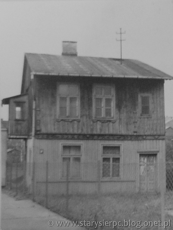 Poowa domu przy ul. Warszawskiej 16 (obecnie 11. Listopada 10) w Sierpcu. Z lewej strony widoczna kuczka.