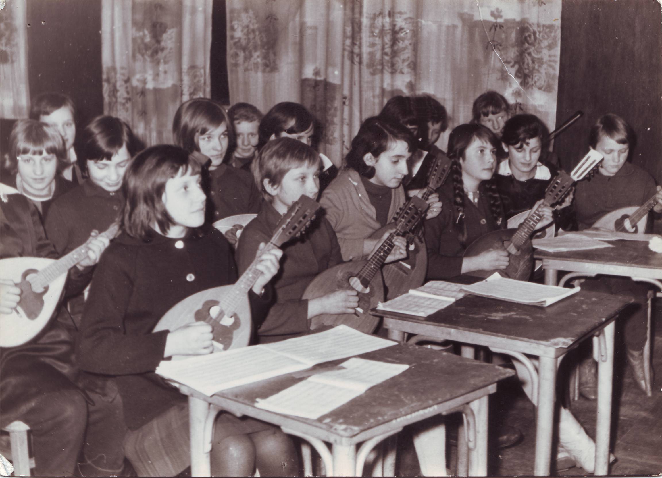 Powiatowy Dom Kultury, nauka gry na mandolinach, lata 60. XX wieku.