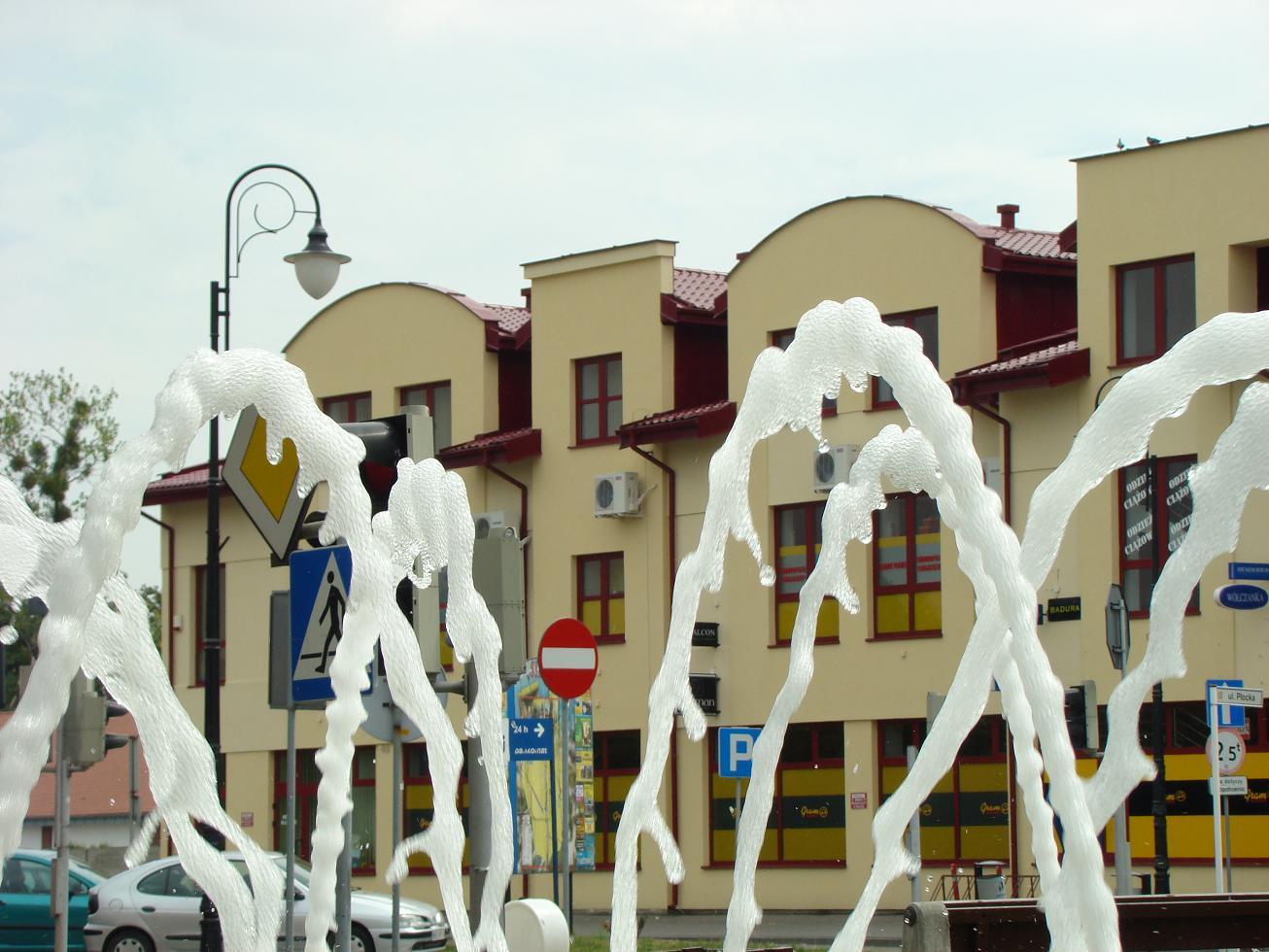 Sklep na ulicy Pockiej przez pryzmat sierpeckiej fontanny, wrzesie 2008 r.