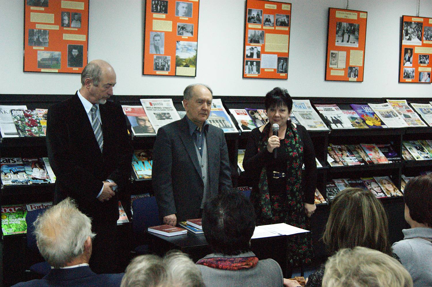 Spotkanie otworzyli dyrektor Biblioteki Miejskiej Maria Winiewska i prezes Towarzystwa Przyjaci Ziemi Sierpeckiej Zdzisaw Dumowski.