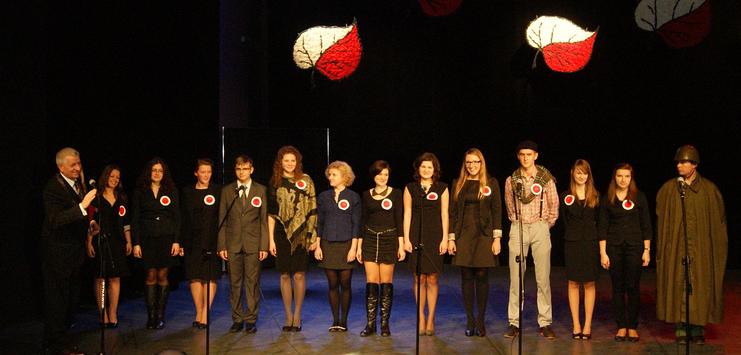 Uczniowie sierpeckiego Liceum Oglnoksztacce­go,  wykonawcy programu sowo-muzycznego  