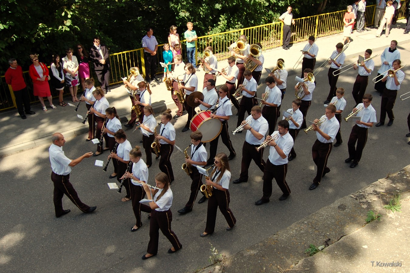 Przemarsz ulic Wojska Polskiego Miejskiej Modzieowej Orkiestry OSP w Sierpcu, ktra zapewnia opraw muzyczn mszy na Placu Koronacyjnym.