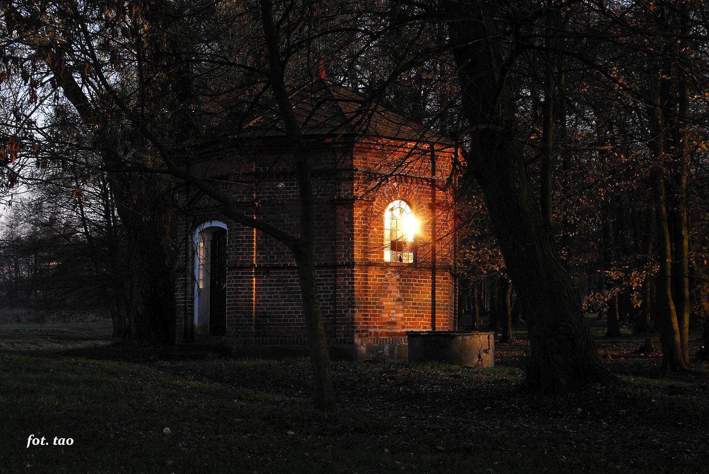 Kaplica Studzianka w zachodzcym listopadowym socu, 2008 r.