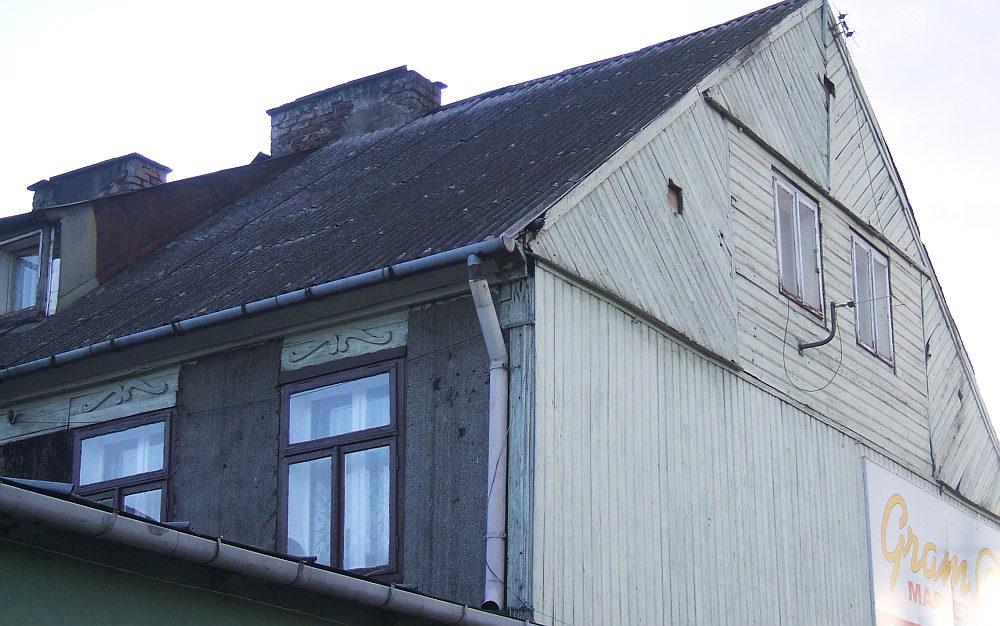Fragment domu przy ulicy Pockiej, przy wjedzie na ulic w. Wawrzyca, kwiecie 2008 r.