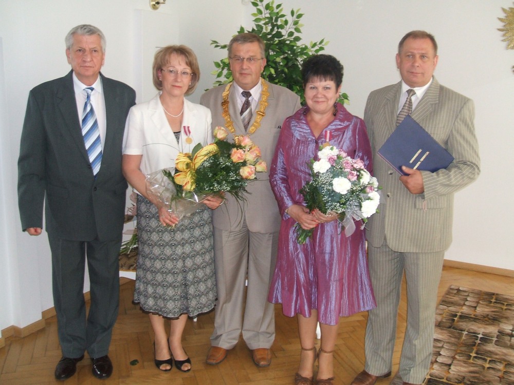 Maria Winiewska i Ewa Wysocka z Przewodniczcym  Rady Miejskiej i burmistrzami
