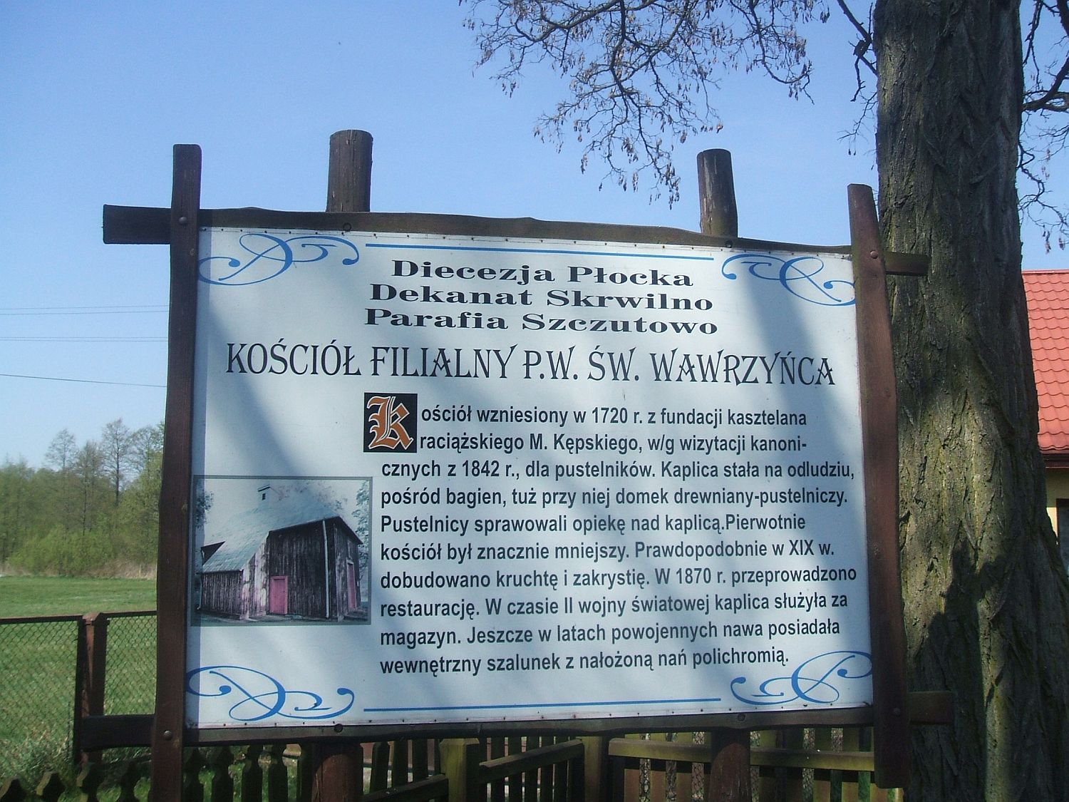Tablica informacyjna przy kociele filialnym w. Wawrzyca w Blinie (gm. Szczutowo).