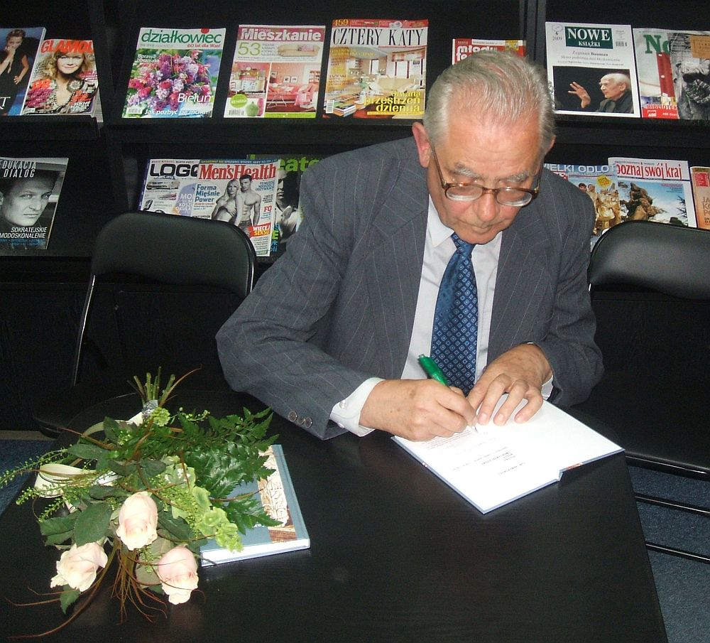 Autor w trakcie podpisywania publikacji.