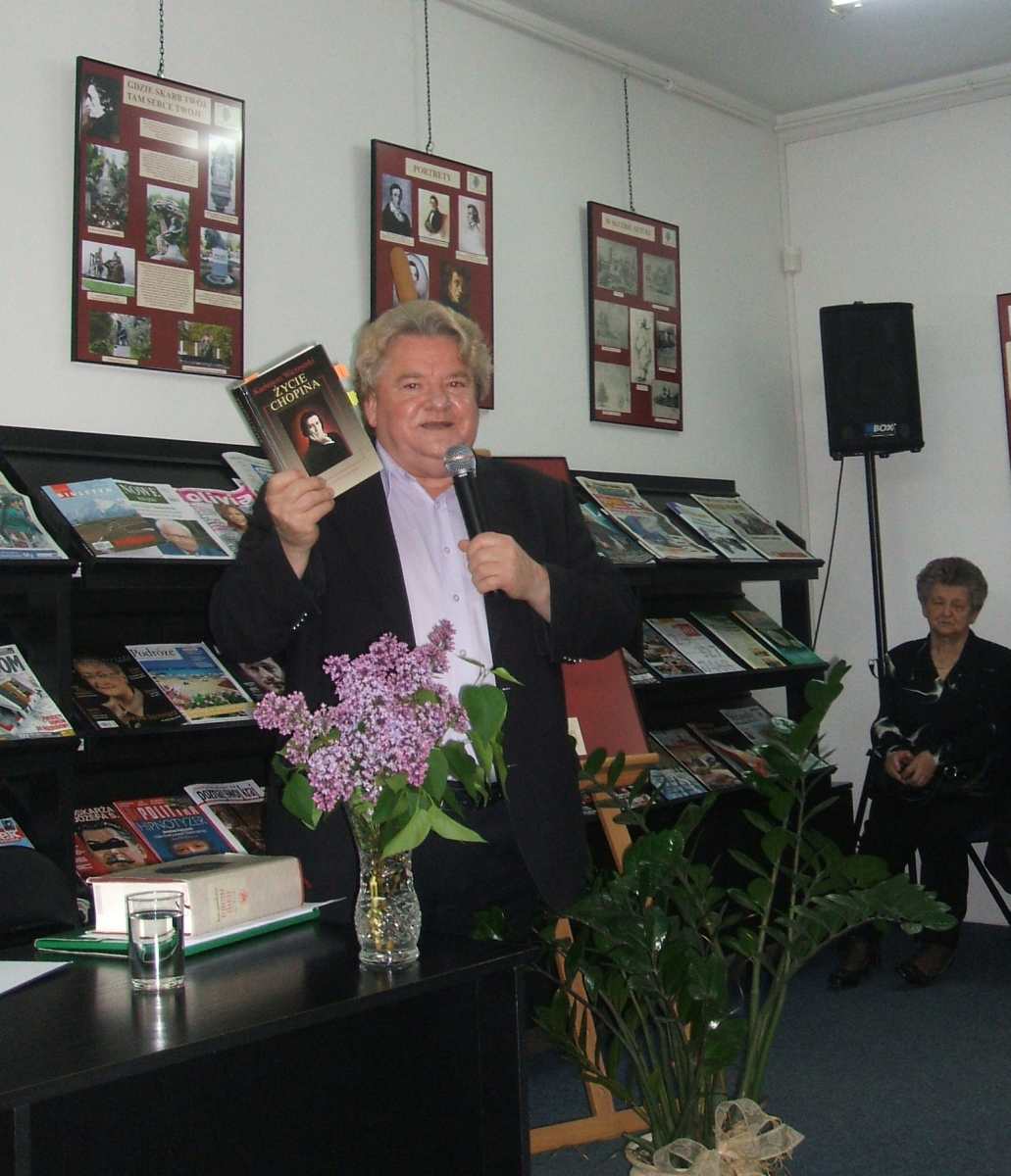 Dr Waldemar Smaszcz w trakcie opowieci o Fryderyku Chopinie w sierpeckiej Bibliotece, 21.05.2010 r.