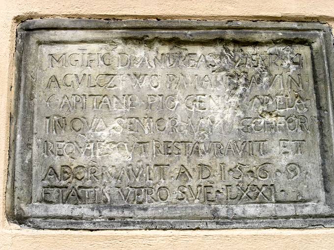 Tablica na murze kocioa farnego, powicona Andrzejowi z Gulczewa Sierpskiemu, ktry w 1569 r. rozbudowa wityni.