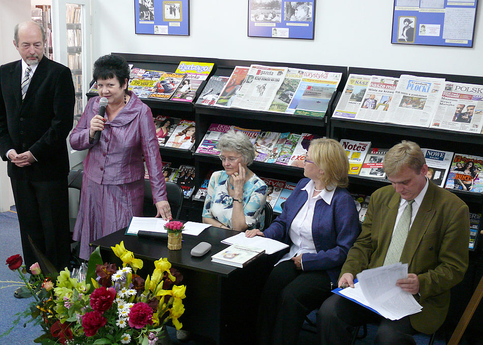 Halina Giyska-Burakowska  (w rodku) z organizatorami spotkania