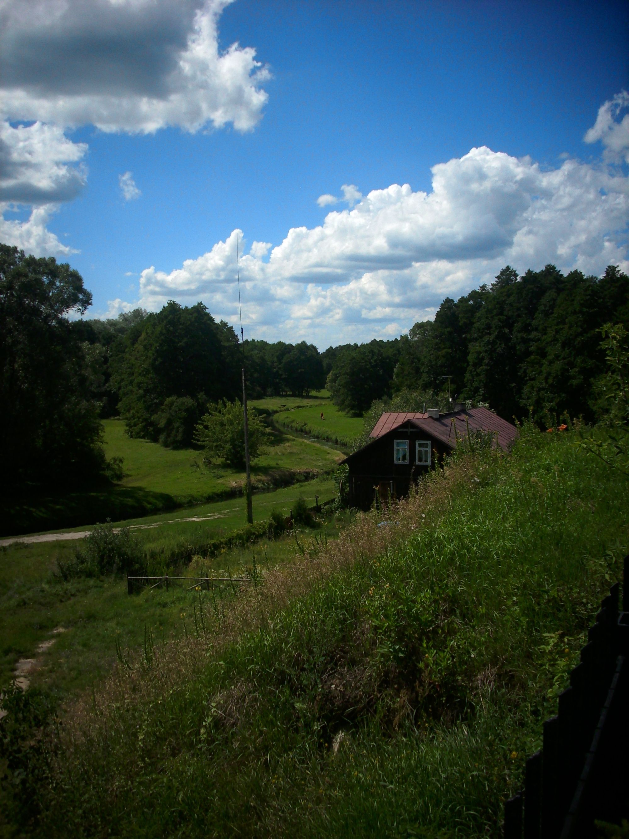 Domek w dolinie Sierpienicy (zdjcie robione z karpy cmentarza), 9.07.2012 r.