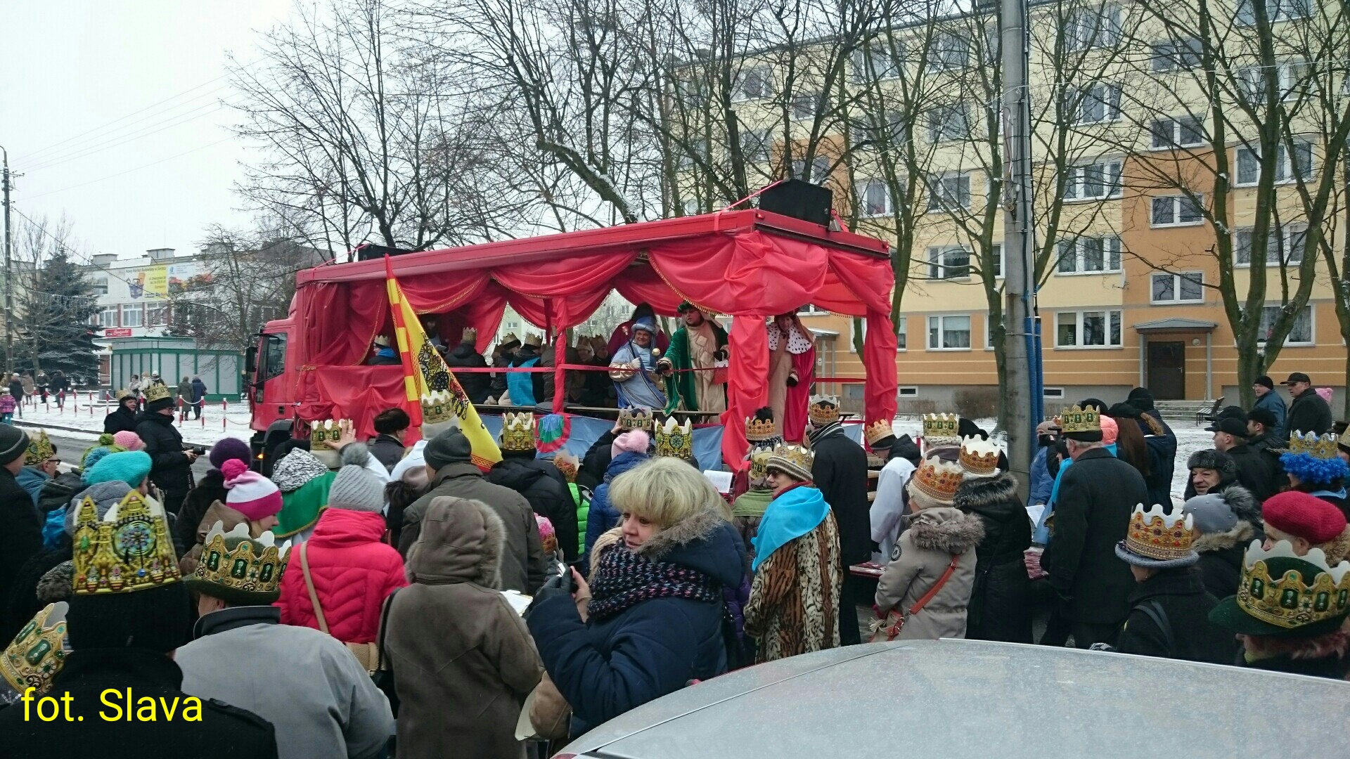 Procesja Trzech Krli zgromadzia wielu wiernych z trzech parafii, ulica Piastowska, 6.01.2016 r.