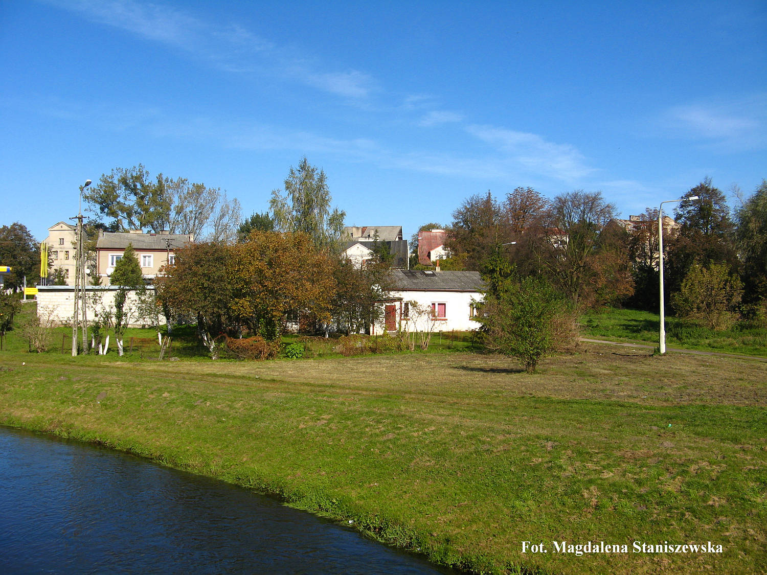 Widok na uregulowan Sierpienic i domy w tle. Pierwszy dom po prawej stronie to dawna rozlewnia oranady pastwa Smorzewskich. Fot. z padziernika 2010 roku.