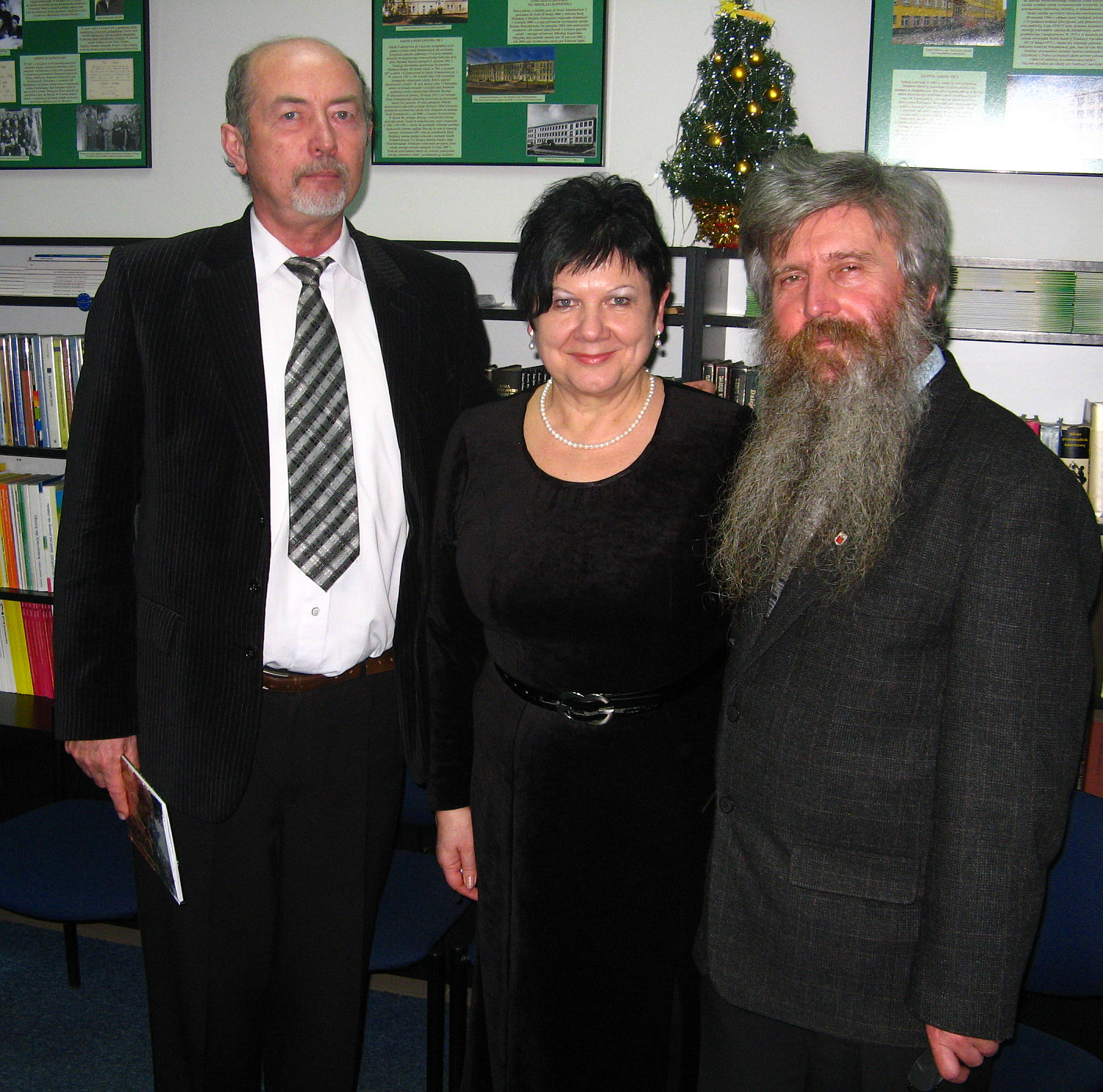 Bohater wieczoru w Bibliotece Pawe B. Gsiorowski (pierwszy z prawej) wraz z dyrektor sierpeckiej ksinicy Mari Winiewsk i wydawc ksiki prezesem TPZS Zdzisawem Dumowskim.