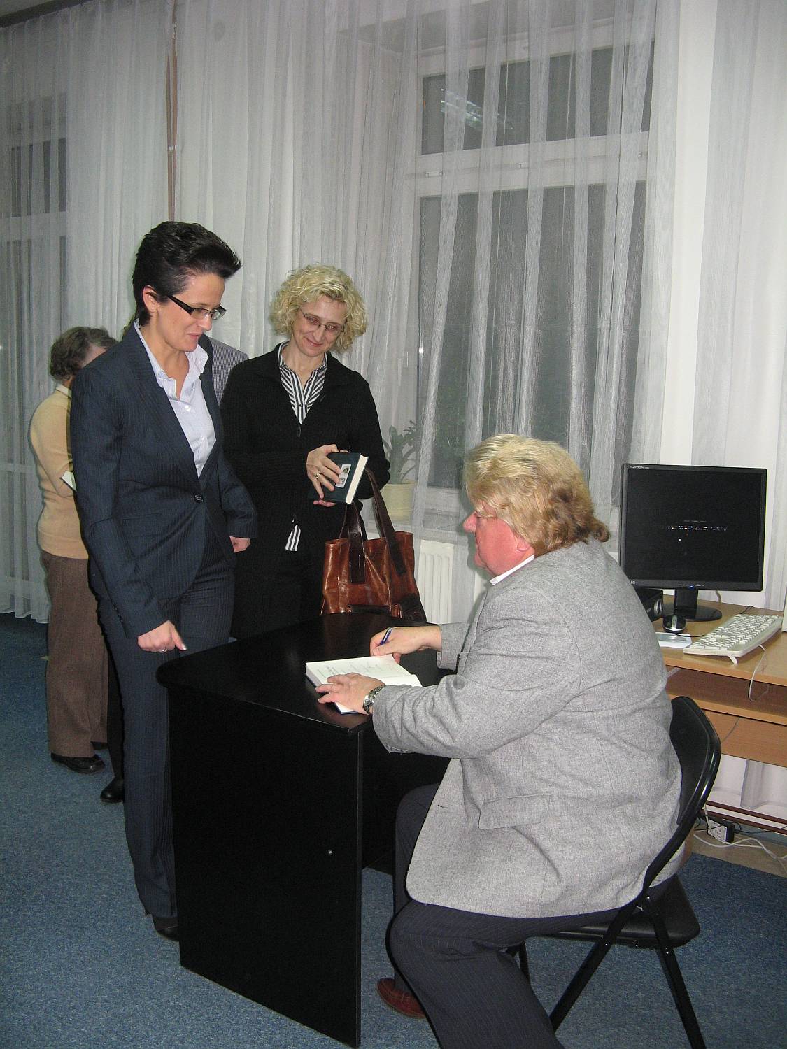 Spotkanie byo okazj do nabycia ksiki i otrzymania od Autora autografu, 24.11.2011 r.