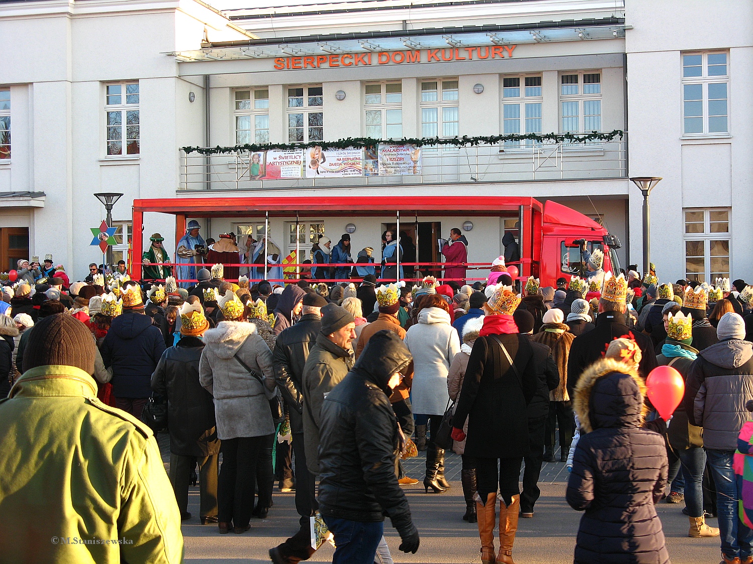 Uczestnicy Orszaku Trzech Krli na placu przed CKiSz w Sierpcu, 6.01.2015 r.