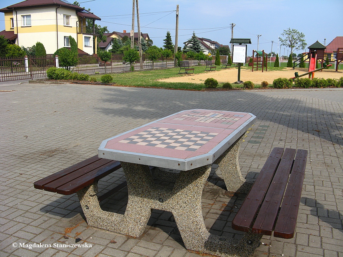 St piknikowy znajdujcy si na terenie rekreacyjnym przy szkole, to to, czego w Sierpcu, np. na Jezirkach bardzo brakuje. Blat ma zastosowanie nie tylko tradycyjne, ale take jest plansz do gry w szachy, warcaby, pink-ponga i innych gier.