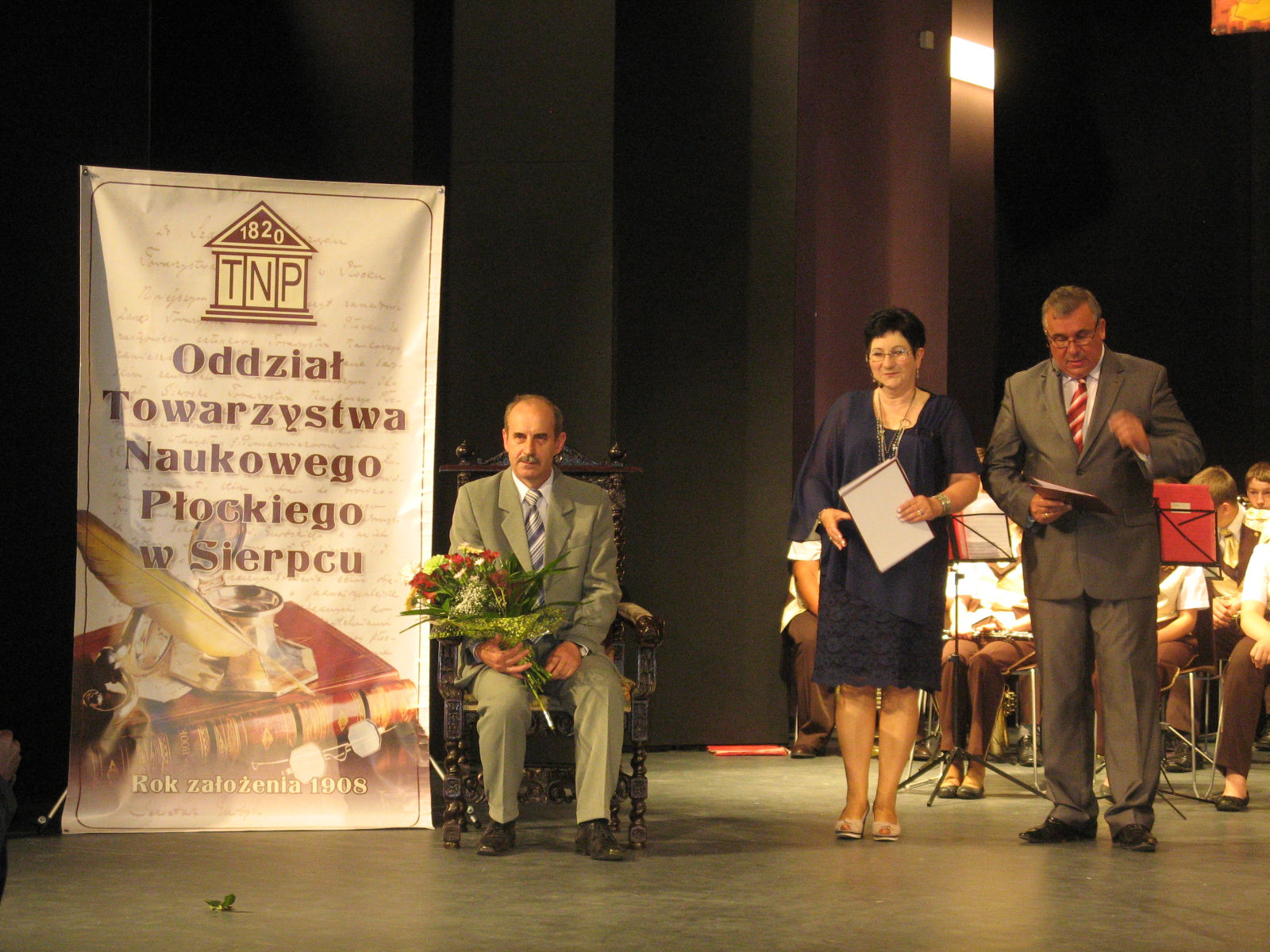Sierpczanin Roku 2011, Micha Gowacki, na zdjciu z prowadzcymi gal, Henryk Piekarsk i Janem Rzeszotarskim, 19.06.2012 r.