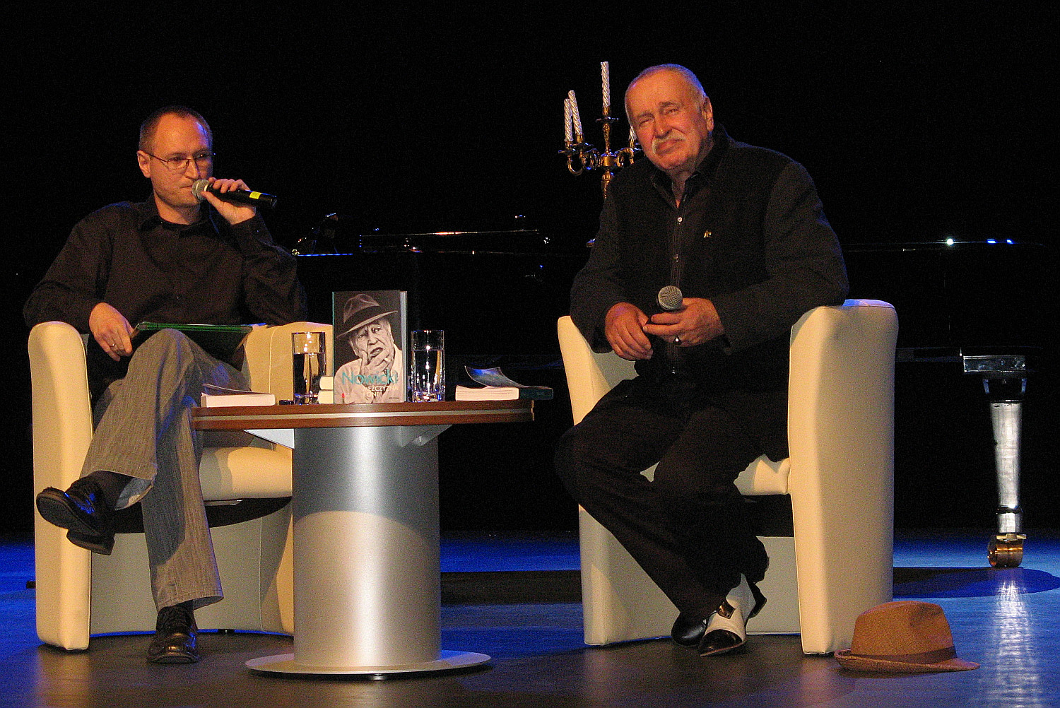Jan Nowicki i prowadzcy spotkanie Piotr Strugaa na scenie CKiSz podczas spotkania autorskiego promujcego ksik aktora 
