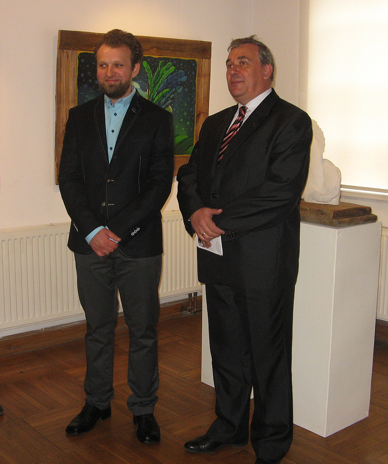 Autor prezentowanych w Ratuszu prac Adam Koakowski i dyrektor Muzeum Wsi Mazowieckiej Jan Rzeszotarski, 26.04.2013 r.