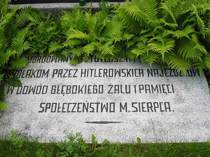 Tablica na mogile ludzi zamordowanych w nocy 18/19 I 1945 r. w sierpeckim wizieniu przez hitlerowcw.