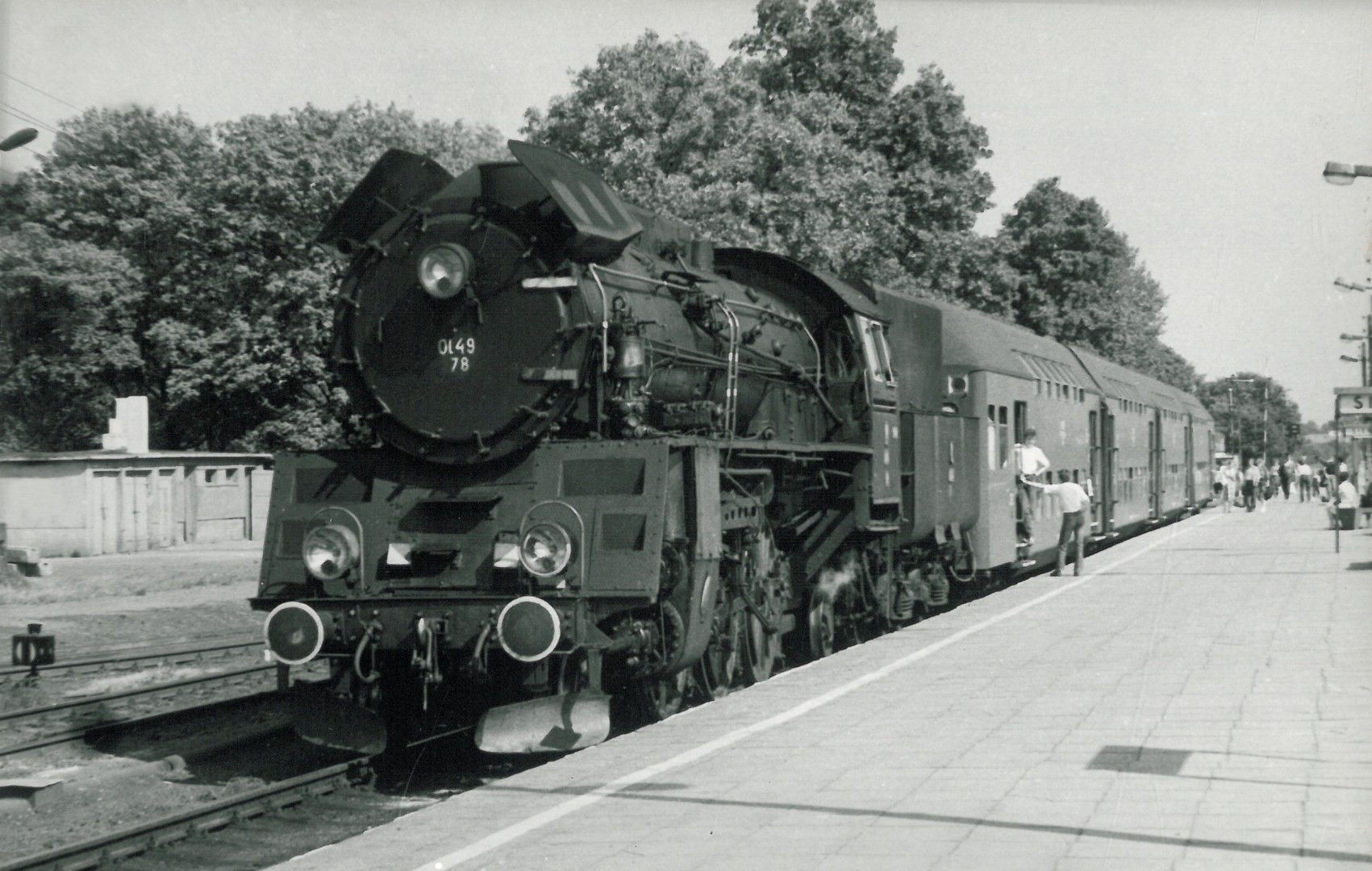 Parowz Ol49-78 z wagonami Bhp jako pocig osobowy nr 15031 z Sierpca do Torunia na stacji w Sierpcu. 26 maja 1989 r. Fot. Andrzej Grycuk. Sygnatura: 4608/72.
