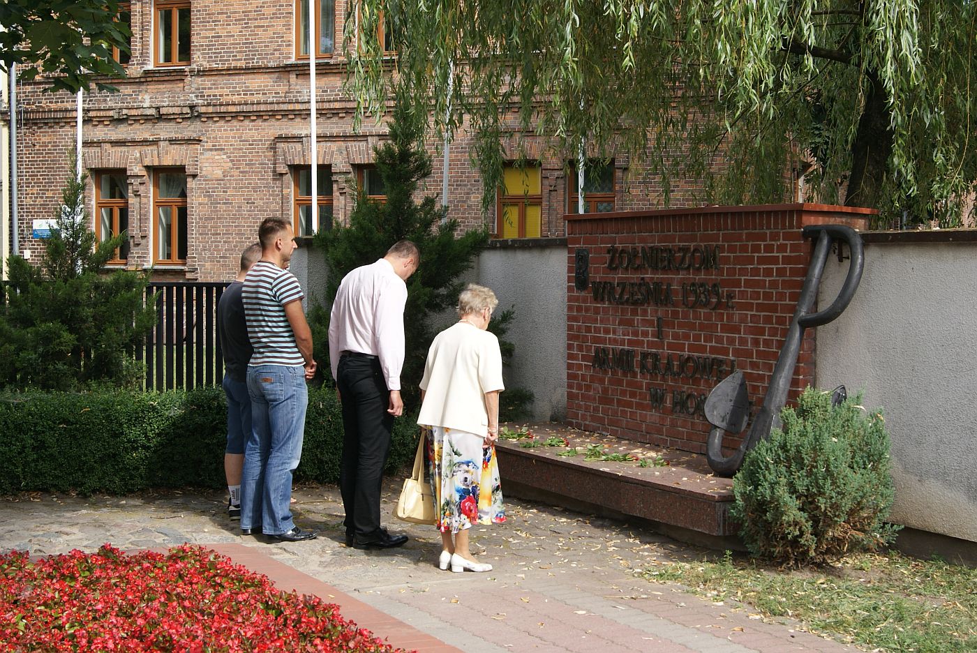 Delegacja sierpczan pod pomnikiem onierzom Wrzenia 1939 r. i Armii Krajowej przy Szkole Podstawowej nr 2, 4.08.2013 r.