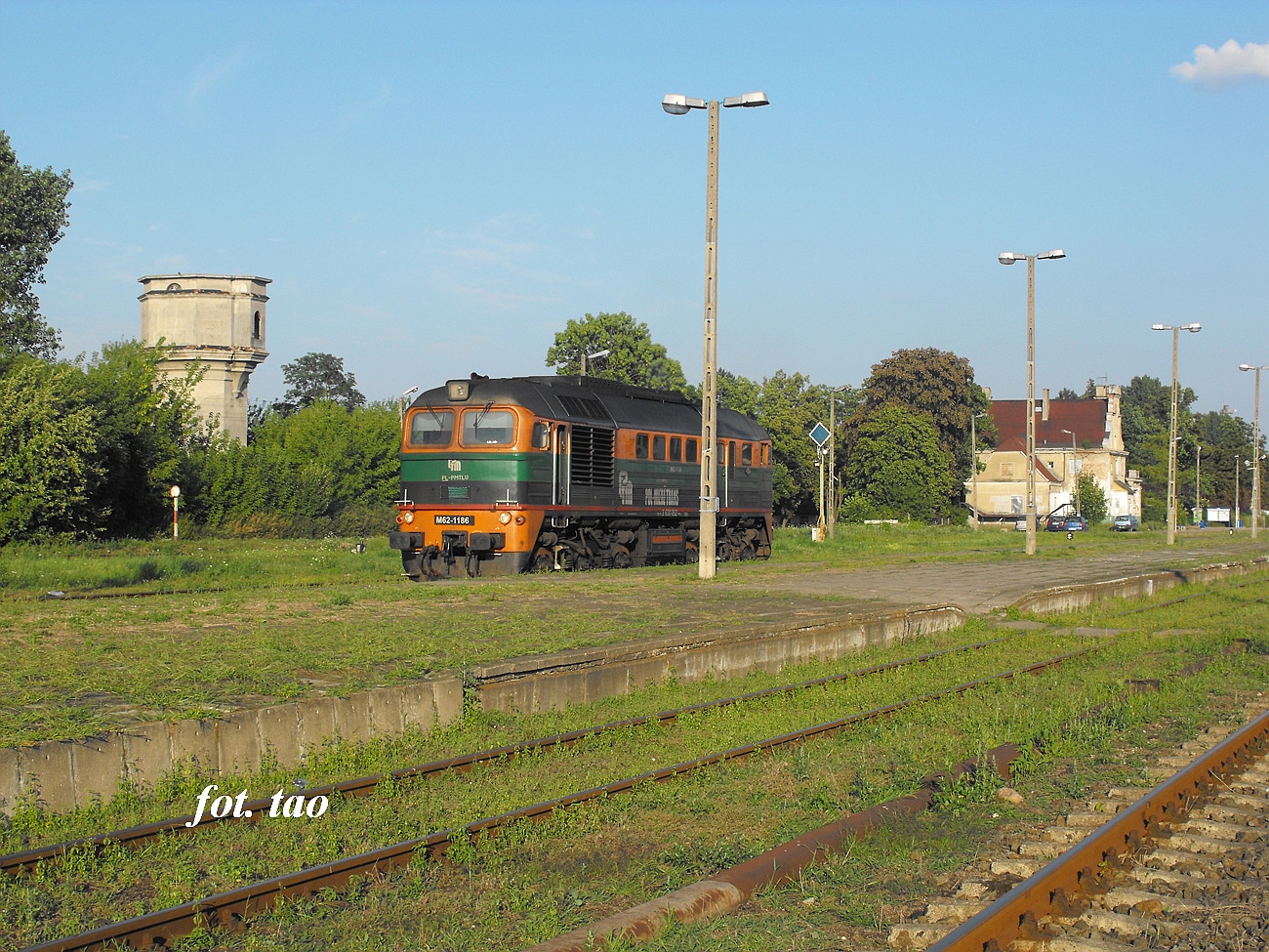 Stacja Sierpc. Towarowa lokomotywa serii ST44(Gagarin) w barwach Pol-Mie­d-Trans  oczekuje 