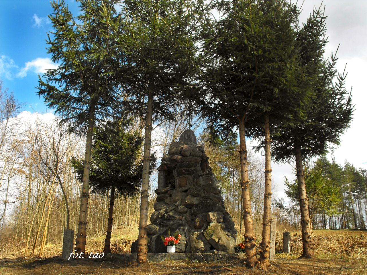 Chocze. Foto przedstawia kamienny pomnik powstacw styczniowych z 1863 r. Fot. z dnia 27.03.2011 r.