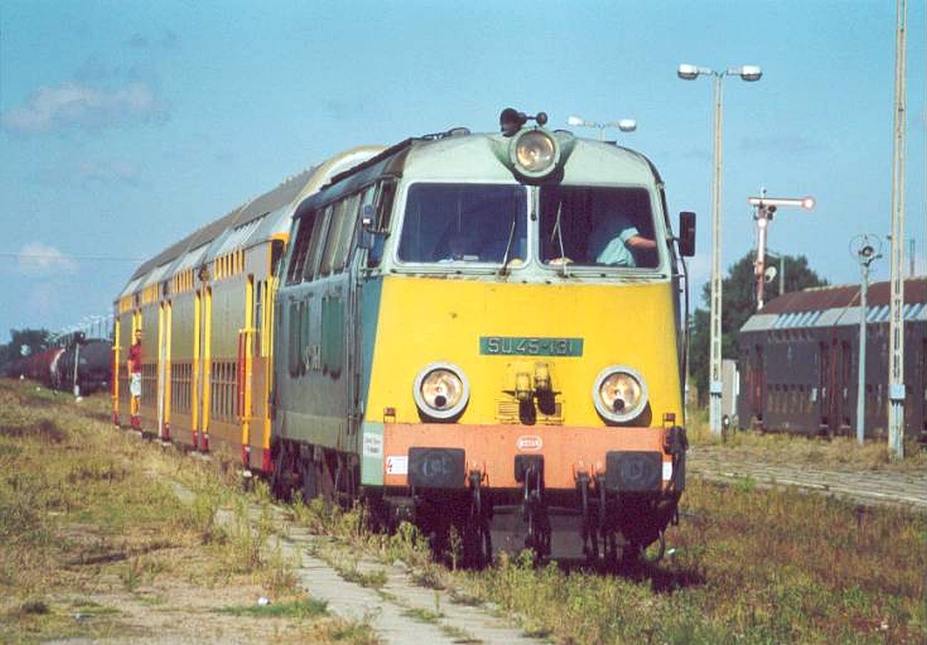 Stacja Sierpc 2001 r. Lokomotywa SP45 ze skadem pomaraczowych pitrusw gotowa do odjazdu w kierunku Pocka. (opis tao)
