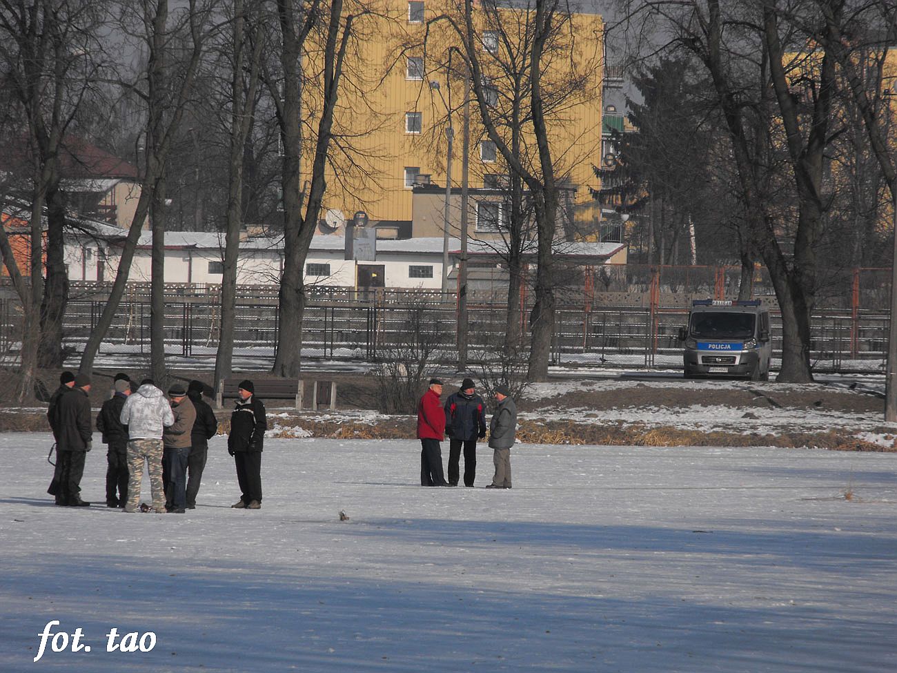 Wiercenie w lodzie na Jezirkach, jak wida bezpieczne, 12.02.2012 r.