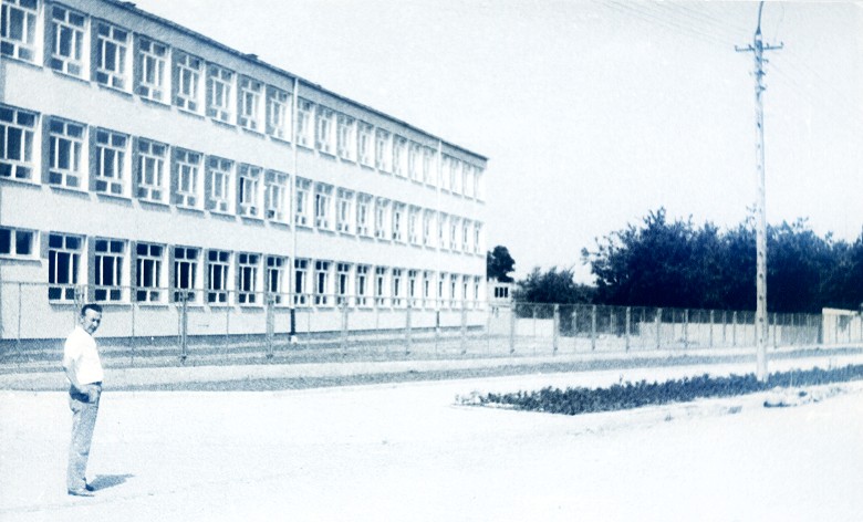Naczelnik Sierpca, Eugeniusz Stryjewski na tle nowo wybudowanego budynku Liceum Oglnoksztacace­go.  1976 rok.