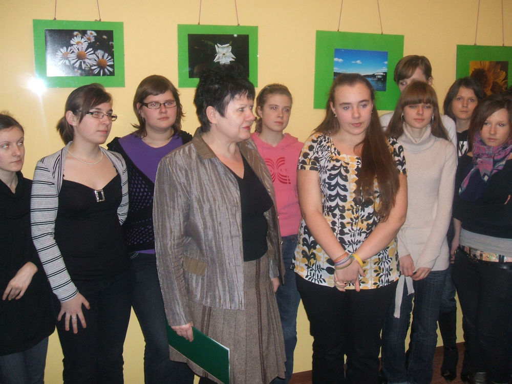 Justyna w towarzystwie organizatorw wystawy oraz koleanek i kolegw ze szkoy.