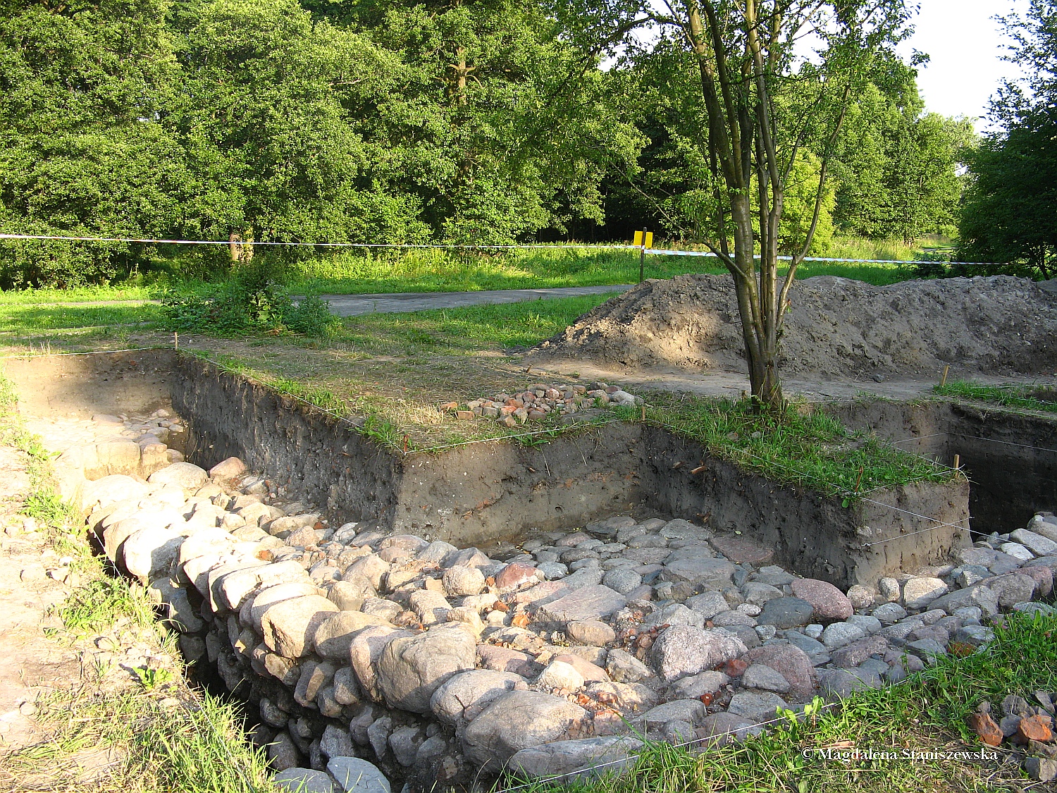 Fragmenty odkrytych przez archeologw zamkowych murw, 22.07.2015 r.