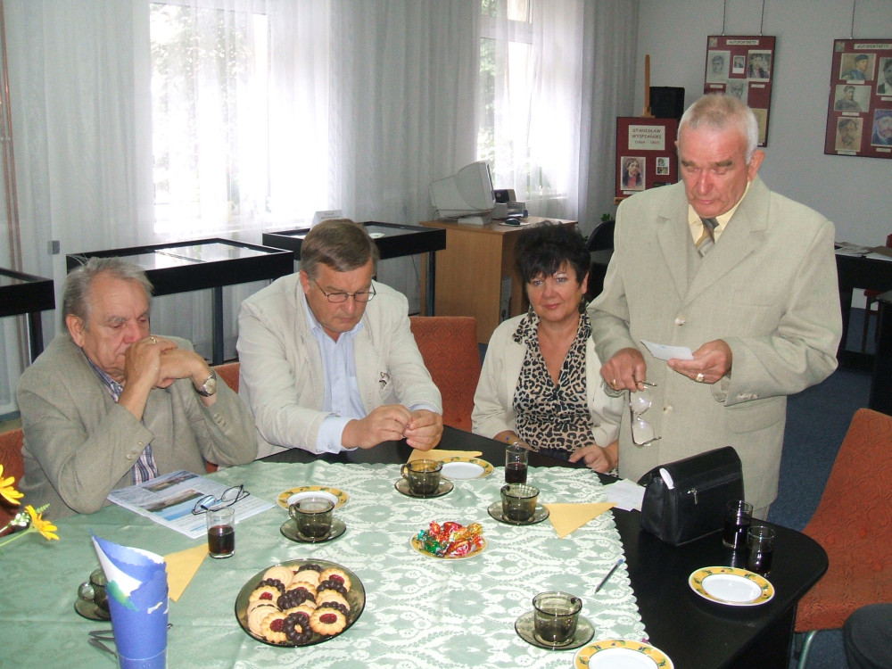 Przewodniczcy Klubu Teodor Winiewski oraz od lewej Tadeusz Stelmaski, burmistrz Marek Komider, Maria Winiewska